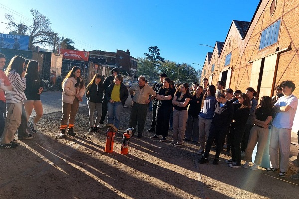 BEAT 991 Carrozas estudiantiles: Seguridad e Higiene Laboral brindó una charla a padres y alumnos