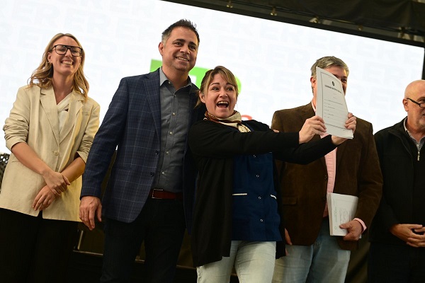 BEAT 991 Familias de Gualeguaychú recibieron las escrituras de sus viviendas