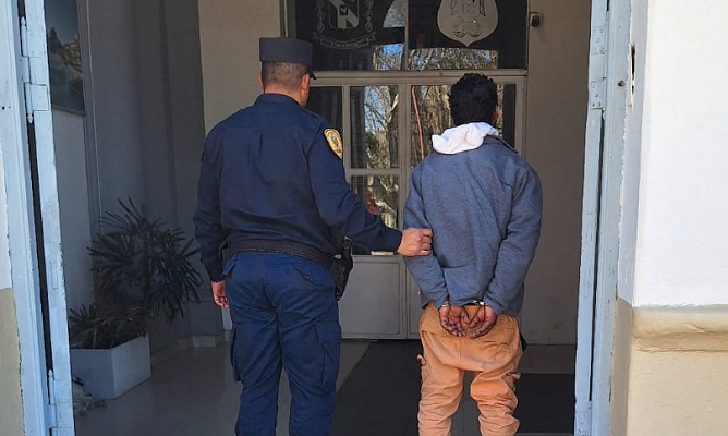 BEAT 991 Violento incidente en un albergue: Hombre detenido tras intentar agredir a policías