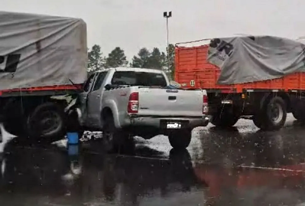 BEAT 991 Choque en Ruta 16: Camioneta destrozada por camión cargado de soja en acceso a Cooperativa