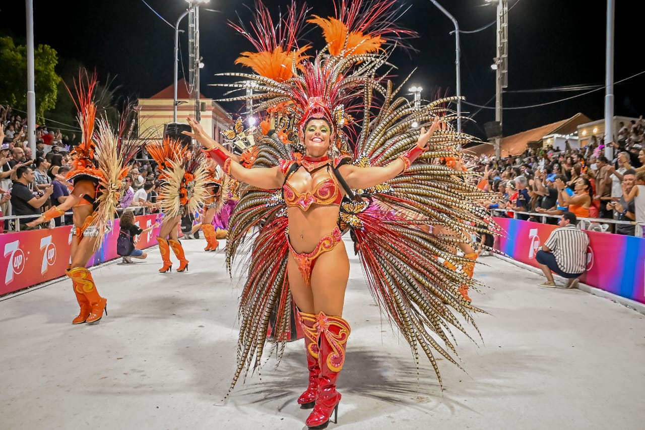 BEAT 991 La novena noche del Carnaval del País coronó el fin de semana XXL con más de 19 mil personas vibrando en el Corsódromo