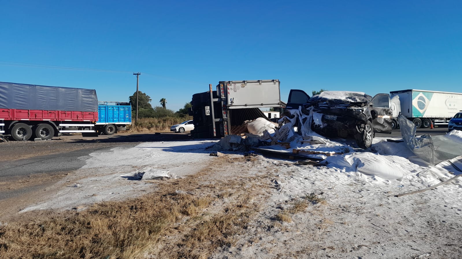 BEAT 991 Siniestro Ruta 14: camión pierde el control, vuelca y provoca choque múltiple 