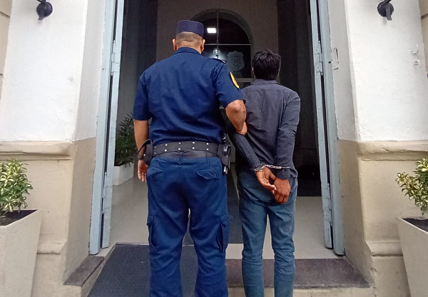 BEAT 991 Aprehendieron a un hombre de 35 años por violencia de género y hurto