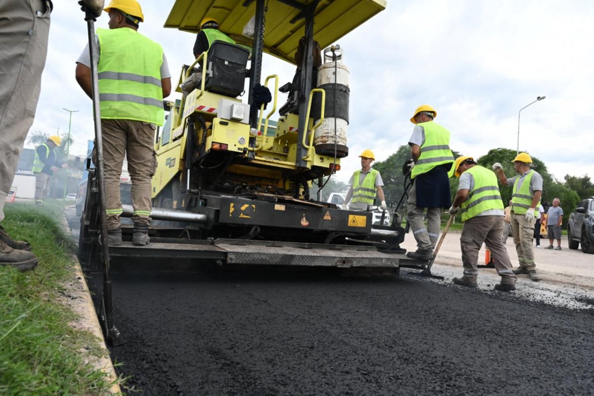 BEAT 991 Continúan los trabajos de asfaltado en el Boulevard Jurado