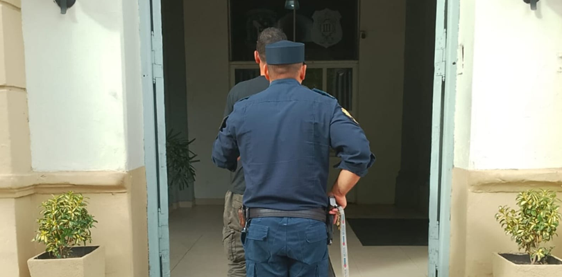 BEAT 991 Amenazó a su pareja con un cuchillo frente a la Policía Federal y terminó detenido