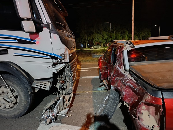 BEAT 991 Un violento choque en el acceso a Carbó dejó tres personas lesionadas