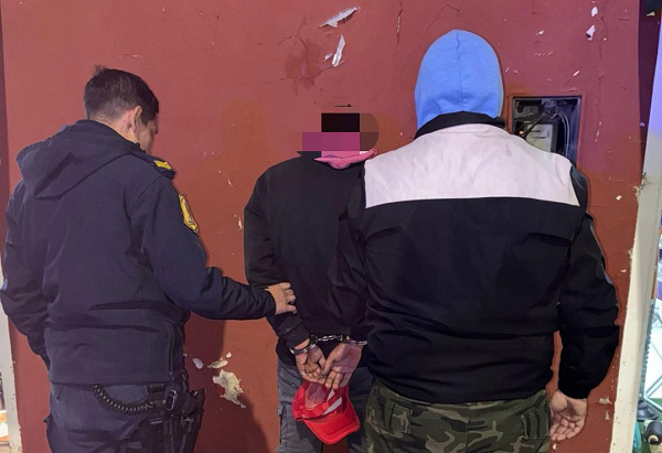 BEAT 991 Merodeaba por Avenida Parque tocando manijas de autos, lo denunciaron y terminó preso por agredir a la policía