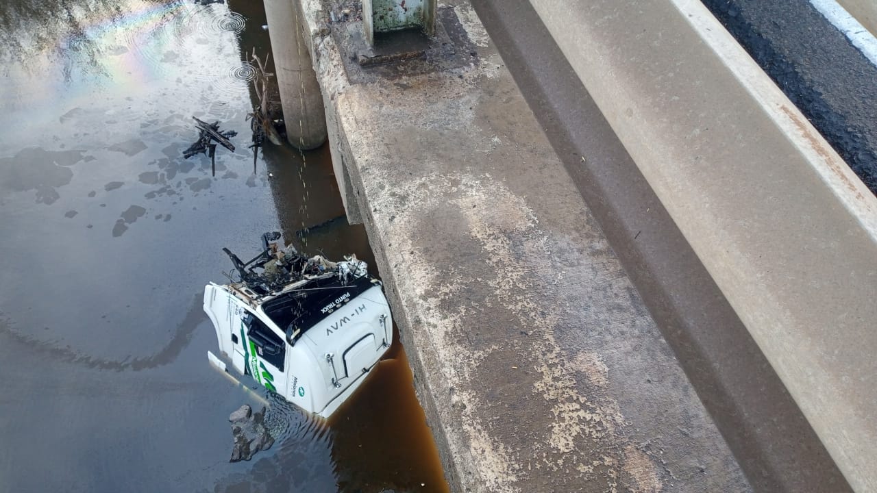 BEAT 991 Ruta 14: Un camión chocó con una máquina vial y su cabina cayó al agua