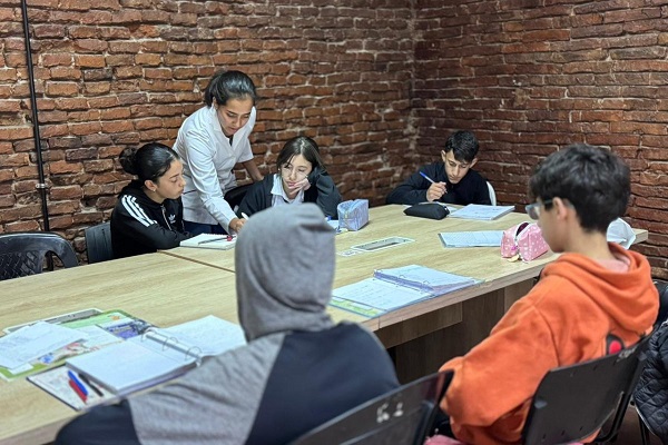 BEAT 991 En vacaciones siguen las clases de apoyo escolar para adolescentes