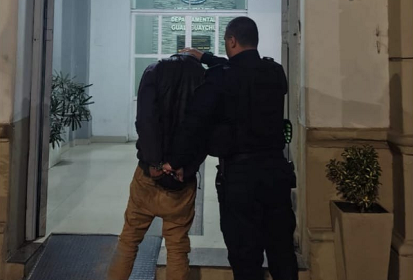 BEAT 991 Madrugada tensa: un joven encapuchado atacó a la policía con un arma blanca