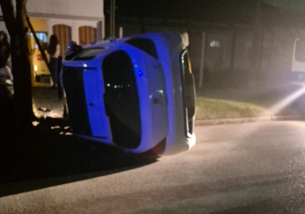 BEAT 991 Chocó varios autos estacionados, se dio a la fuga y terminó volcando en España al sur