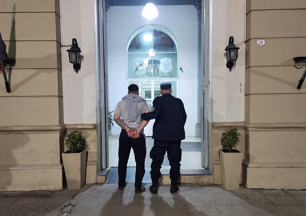 BEAT 991 Trompada, nocaut y detención tras una gresca a la salida de un bar