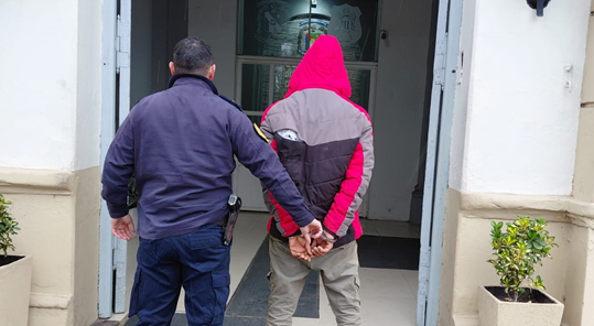 BEAT 991 Violó la prisión domiciliaria, salió a caminar y terminó tras las rejas