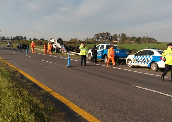BEAT 991 Despiste y vuelco de un camión con carga avícola en la Ruta Nacional 14