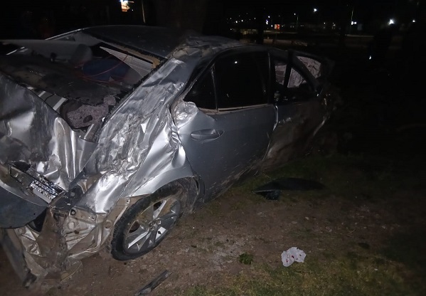 BEAT 991 Un auto terminó entre los árboles tras volcar en el Acceso Sur