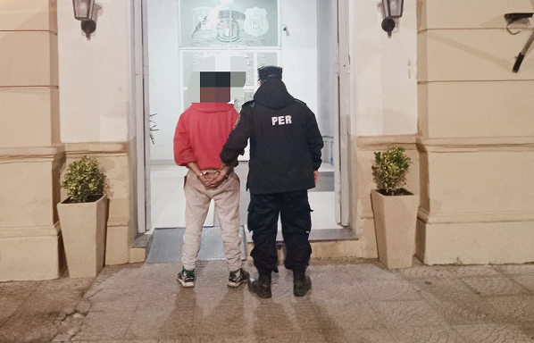 BEAT 991 Un hombre buscado por un arrebato fue localizado y quedó detenido