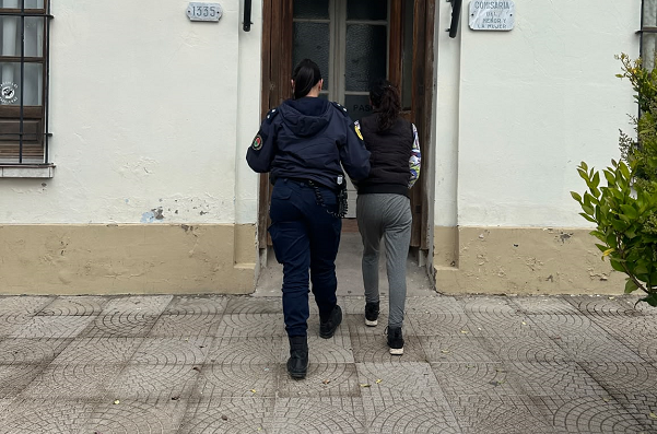BEAT 991 Una mujer fue arrestada luego de sustraer pertenencias a un adulto mayor