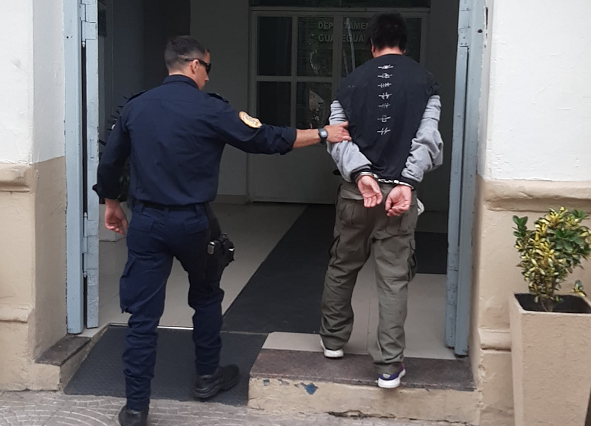 BEAT 991 Intentó eludir un control policial en un kiosco y le encontraron dosis de cocaína