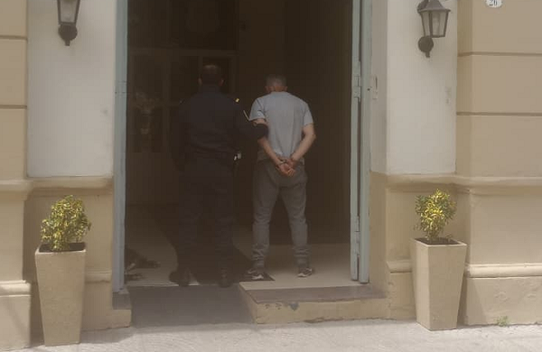 BEAT 991 Atrapan a un hombre que caminaba por la calle con un perfil de acero municipal robado